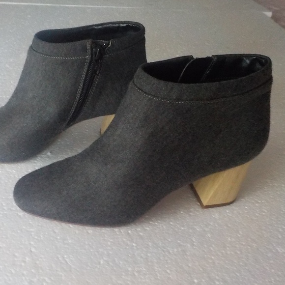 NEW Aerosoles Gray Ankle Boots - Picture 1 of 9